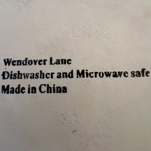 Wendover Lane Double-Handled Lidded Stoneware Baking Dish Holly 8" x 4" - Picture 15 of 16